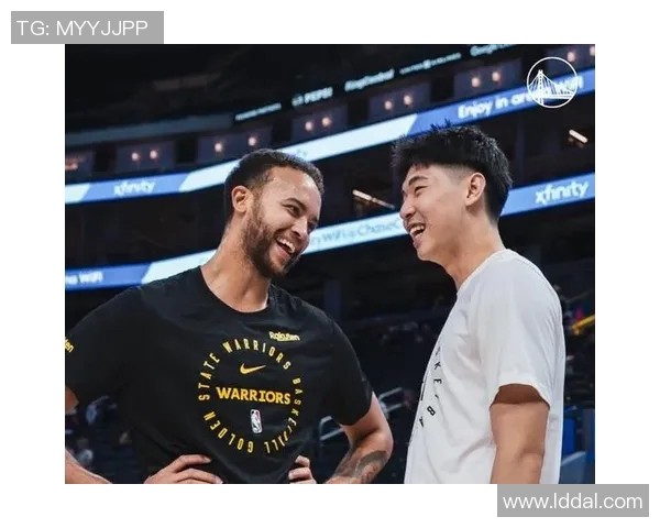 老大哥！李凯尔赛后亲切地搂着杨瀚森聊一聊 两人开怀大笑