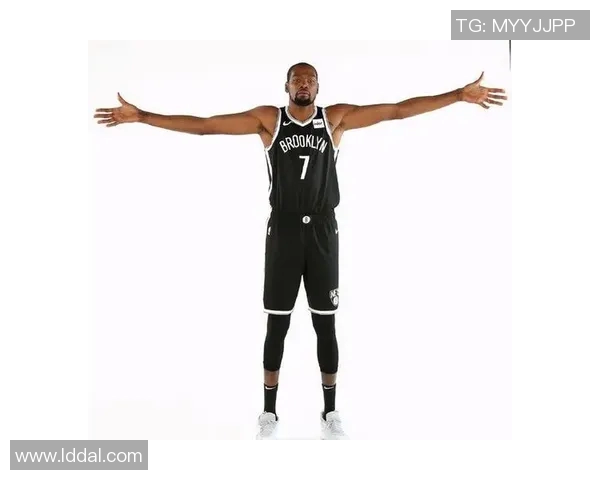 伦纳德手掌宽度再次爆火，比杜兰特还要夸张，简直是如来神掌